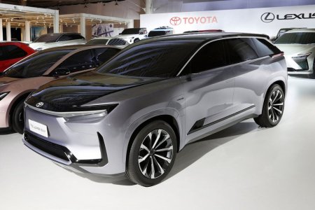 Három üléssoros e-SUV jön a Toyotától – méghozzá rögtön kettő!
