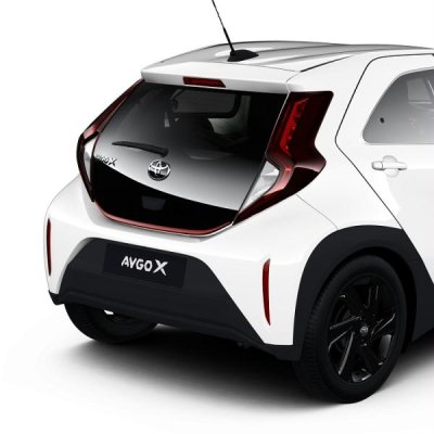 Toyota Aygo X piros csomagtérajtó díszléc 2022-